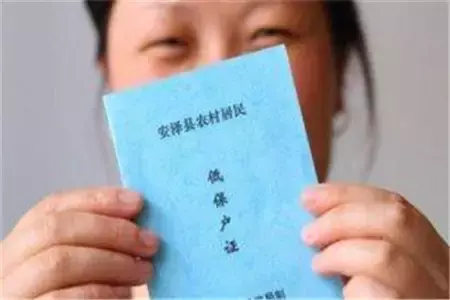 世間最美阿嬤!77歲老人「為鄰居20年未離家」從不出遠門 當親女兒照顧「主動送飯菜幫辦補助」