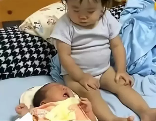 媽媽不在身邊!3個月弟弟午睡「醒來哭不停」 2歲姐姐被吵醒後「下意識舉動」暖化網友心