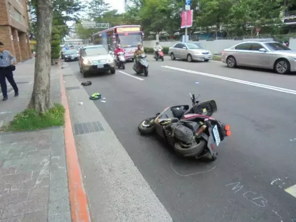 幫忙扶車禍母子!熱心男「反被告過失傷害」好心被狗咬 「一年生活過超煎熬」網嘆:以後誰想當好人