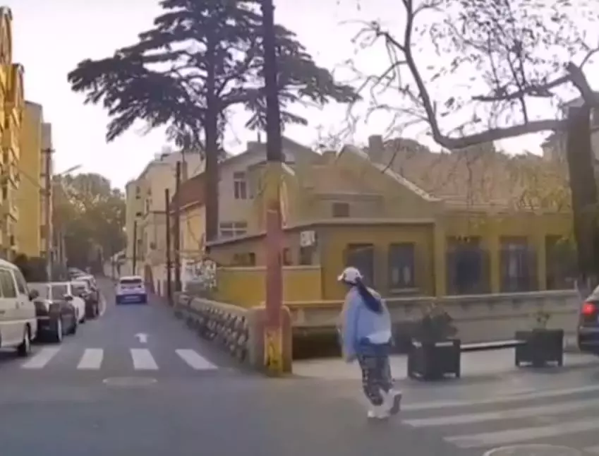 接了個寂寞!粗心爸爸接女兒,把行李放好後「直接開車就跑」,女兒在車後一路狂追,網笑翻:孩子不要了嗎