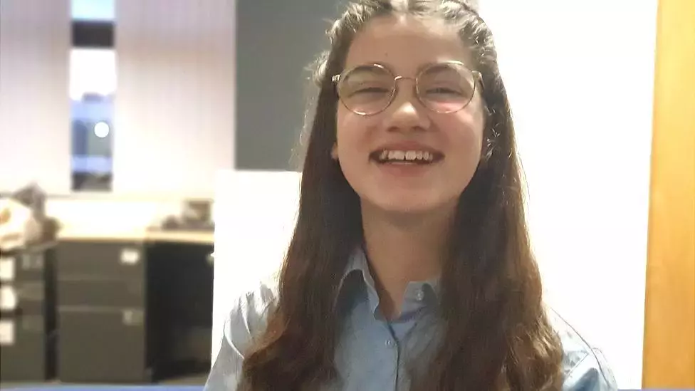 戴眼鏡好自卑!12歲近視女孩「寫信給迪士尼」許願成功 新電影登場「主角也戴眼鏡」她一看秒掉淚