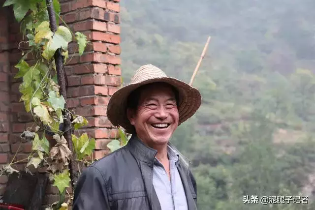 一開門就見山林!61歲老伯偕老伴「隱居深山崖下」30年老宅 夏天無須開冷氣「天天下田種菜」宛若人間仙境