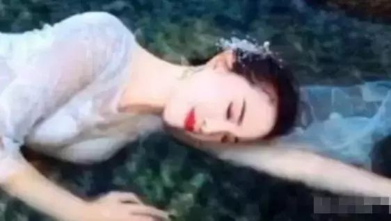 小夫妻花45萬拍婚紗照!攝影師「拿拖鞋當道具」惹怒新娘 成品出來卻驚艷不已