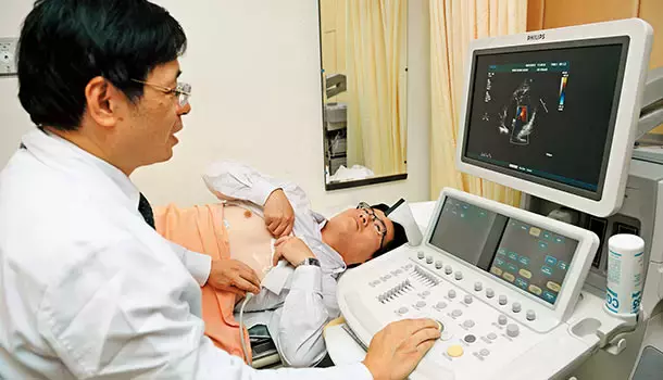 學生惡作劇?吃完火鍋「塞紙條給老闆」:趕快看醫生 他困惑「只是曬黑而已」檢查完嚇一跳