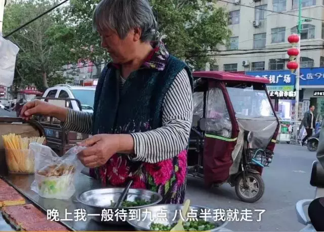 永遠是媽的孩子!71歲老母心疼「兒子中年失業擺攤」 天天報到送飯幫忙「待幾個小時甘之如飴」