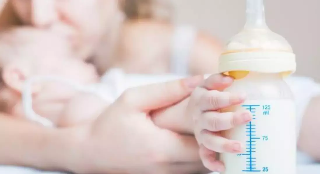 1歲兒子只喝婆婆「沖的奶粉」！寶媽察覺不對勁　偷嘗一口「直接帶去醫院」：已經出問題了 