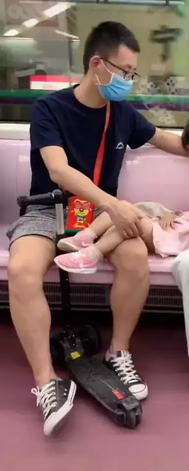 鐵漢柔情!暖爸被偷拍「搭地鐵不敢動」全程保護熟睡女兒 往旁一看「另一手也沒閒著」感動全網:最深沉的愛