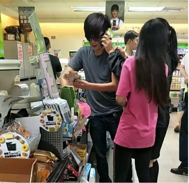 插隊被制止!男客「拿千鈔買糖果」要求每顆分開結 他嗆「就讓大家都排隊」網嘆:警察來也沒用 !