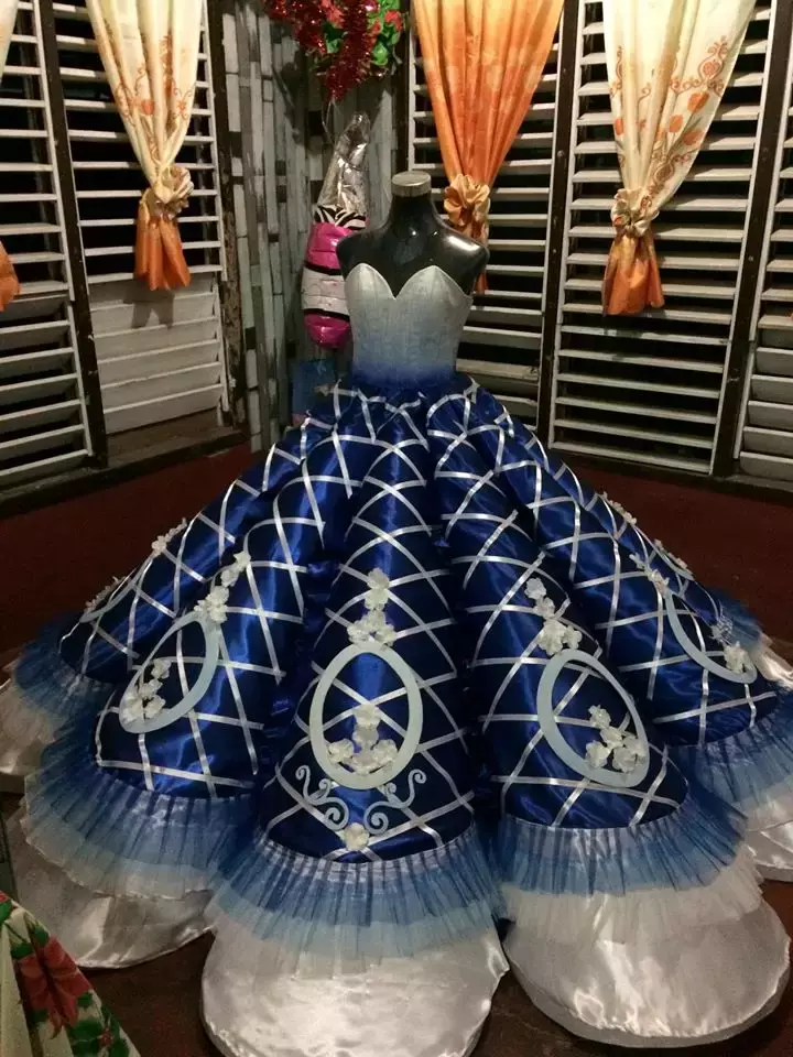 別人家的哥哥!妹妹沒錢買禮服「藝術系哥哥為她親手做」 跳起舞「展開變巨大寶藍花朵」超絕美❤