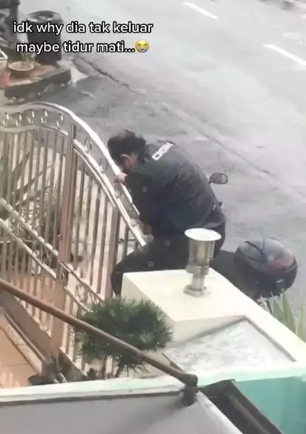 遇到顧客「失聯」。大馬送貨員淋雨苦等半小時,最後也不見人