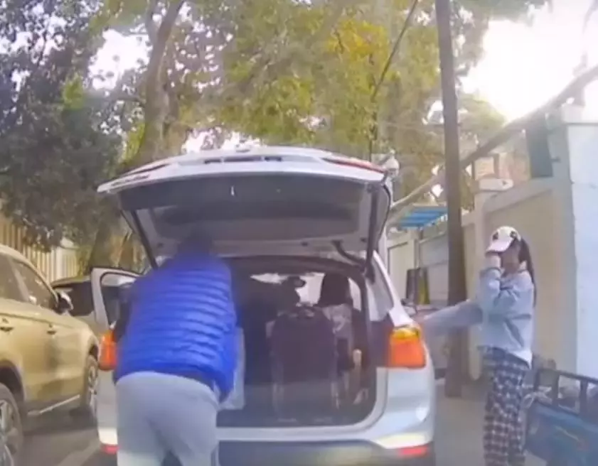 接了個寂寞!粗心爸爸接女兒,把行李放好後「直接開車就跑」,女兒在車後一路狂追,網笑翻:孩子不要了嗎