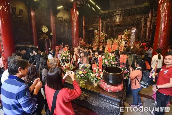 她到廟裡「拿芭樂拜土地公」被長輩譙到臭頭 內行人聽完嚇傻:「對神明超不敬!」