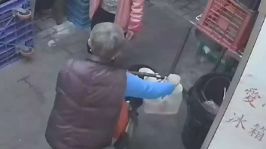 高雄老婦生活優渥卻貪心,一次拿走21個愛心便當,被抓包喊冤才拿6個,志工拿出證據她啞口無言
