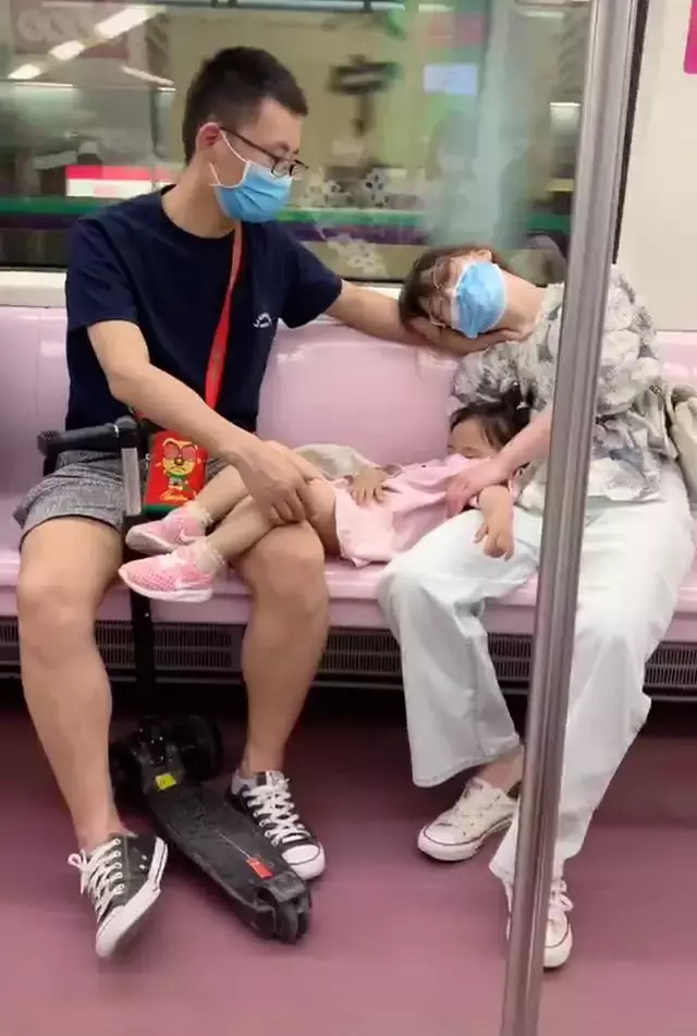 鐵漢柔情!暖爸被偷拍「搭地鐵不敢動」全程保護熟睡女兒 往旁一看「另一手也沒閒著」感動全網:最深沉的愛