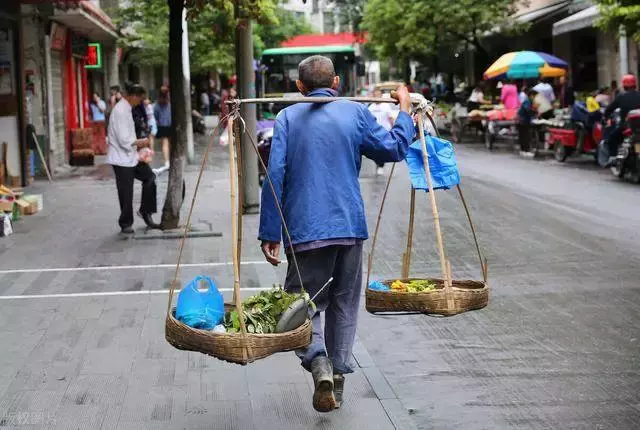 83歲賣菜老人:每天淩晨5點起床,走4公里路,30年如一日,攢下40多萬零花錢!