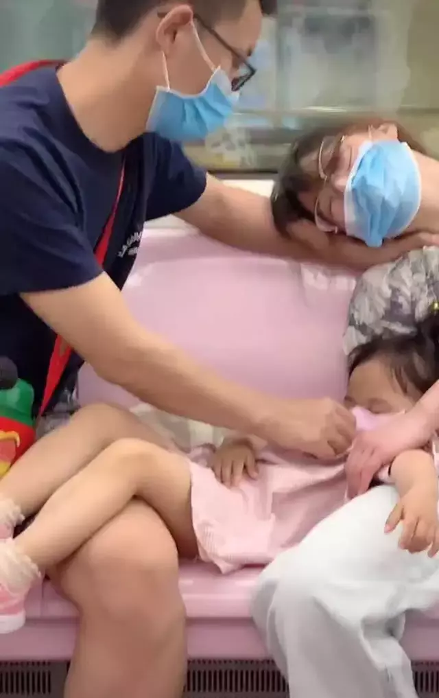 鐵漢柔情!暖爸被偷拍「搭地鐵不敢動」全程保護熟睡女兒 往旁一看「另一手也沒閒著」感動全網:最深沉的愛