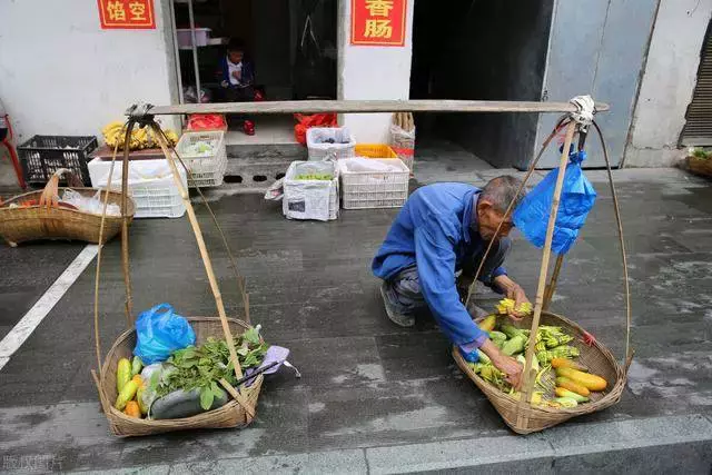 83歲賣菜老人:每天淩晨5點起床,走4公里路,30年如一日,攢下40多萬零花錢!