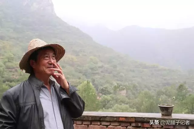 一開門就見山林!61歲老伯偕老伴「隱居深山崖下」30年老宅 夏天無須開冷氣「天天下田種菜」宛若人間仙境