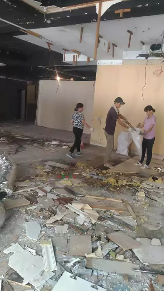 放假不出遊,2姊妹陪爸爸到工地賺錢,累倒直接睡樓梯,讓孩子體會賺錢的辛苦,網大贊:超棒的家長