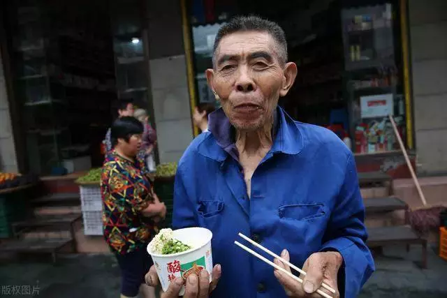 83歲賣菜老人:每天淩晨5點起床,走4公里路,30年如一日,攢下40多萬零花錢!