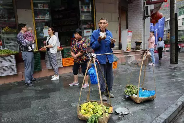 83歲賣菜老人:每天淩晨5點起床,走4公里路,30年如一日,攢下40多萬零花錢!