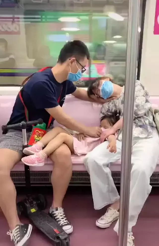 鐵漢柔情!暖爸被偷拍「搭地鐵不敢動」全程保護熟睡女兒 往旁一看「另一手也沒閒著」感動全網:最深沉的愛