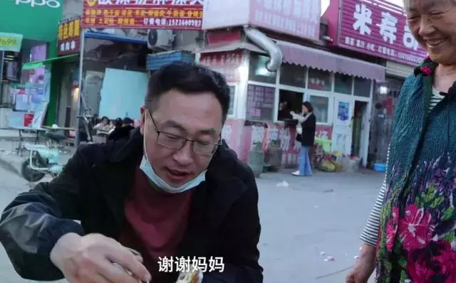永遠是媽的孩子!71歲老母心疼「兒子中年失業擺攤」 天天報到送飯幫忙「待幾個小時甘之如飴」