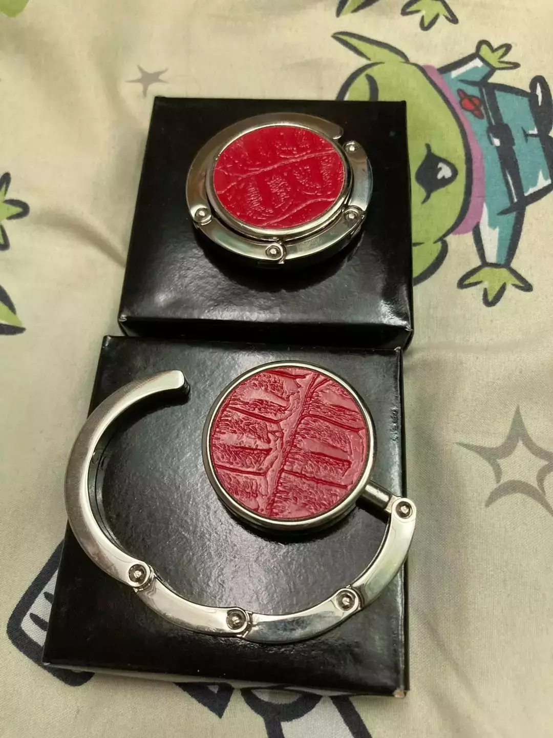好像紅色印泥!他吃牛排結帳時「獲得奇怪小圓餅」 「鐵環拉開還能彎」網友曝解答:10年前超流行