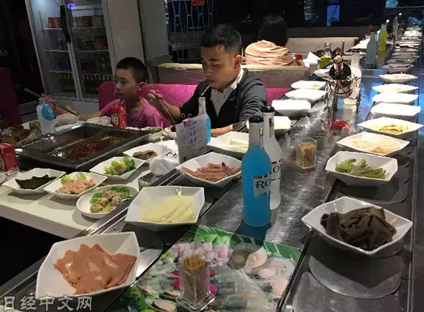 學生惡作劇?吃完火鍋「塞紙條給老闆」:趕快看醫生 他困惑「只是曬黑而已」檢查完嚇一跳