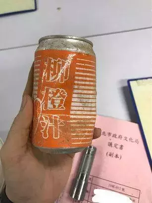 路上撿到柳橙汁!他一割開傻眼「原來是工地限定版」 網氣喊「不能說的秘密」:太危險了