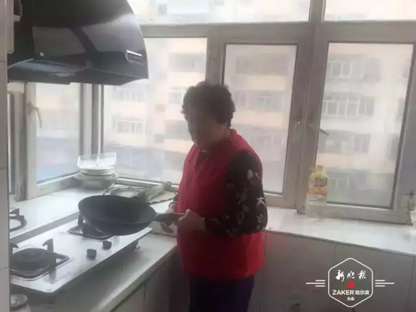 世間最美阿嬤!77歲老人「為鄰居20年未離家」從不出遠門 當親女兒照顧「主動送飯菜幫辦補助」