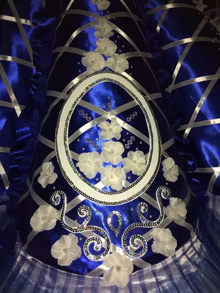 別人家的哥哥!妹妹沒錢買禮服「藝術系哥哥為她親手做」 跳起舞「展開變巨大寶藍花朵」超絕美❤