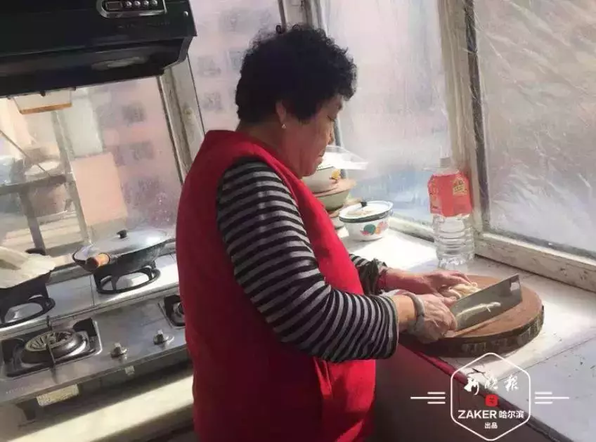 世間最美阿嬤!77歲老人「為鄰居20年未離家」從不出遠門 當親女兒照顧「主動送飯菜幫辦補助」