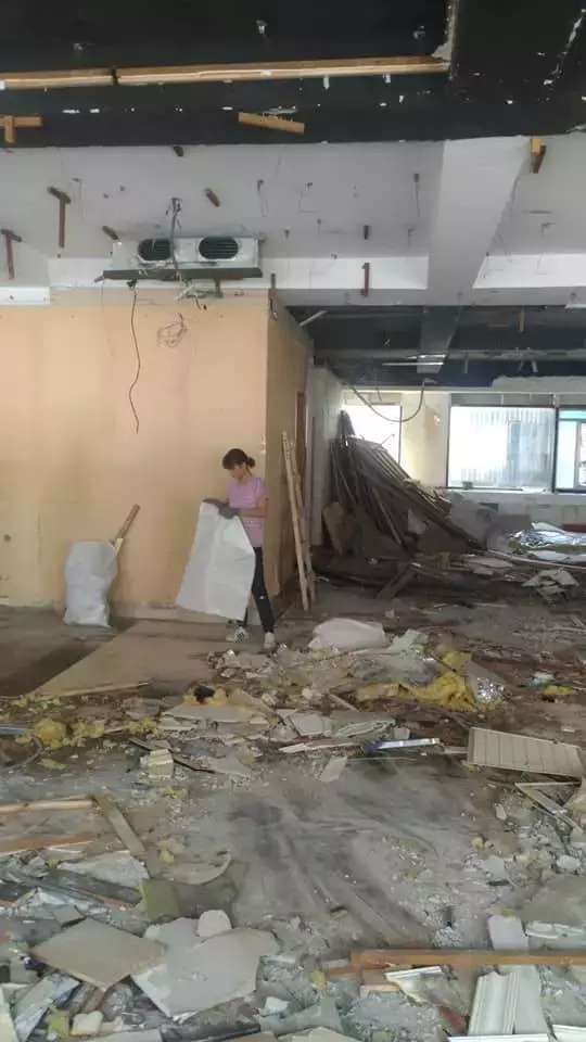 放假不出遊,2姊妹陪爸爸到工地賺錢,累倒直接睡樓梯,讓孩子體會賺錢的辛苦,網大贊:超棒的家長