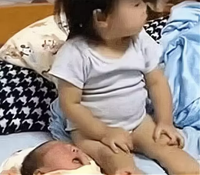 媽媽不在身邊!3個月弟弟午睡「醒來哭不停」 2歲姐姐被吵醒後「下意識舉動」暖化網友心