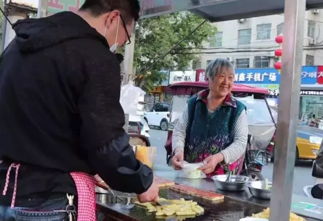 永遠是媽的孩子!71歲老母心疼「兒子中年失業擺攤」 天天報到送飯幫忙「待幾個小時甘之如飴」