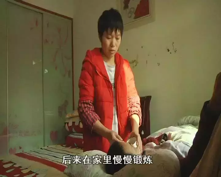 哥哥因意外臥病不醒,親妹不離不棄! 犧牲8年青春,29歲仍未嫁!不覺可惜:他活著就有意義