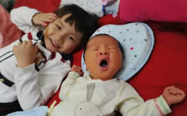 媽媽不在身邊!3個月弟弟午睡「醒來哭不停」 2歲姐姐被吵醒後「下意識舉動」暖化網友心