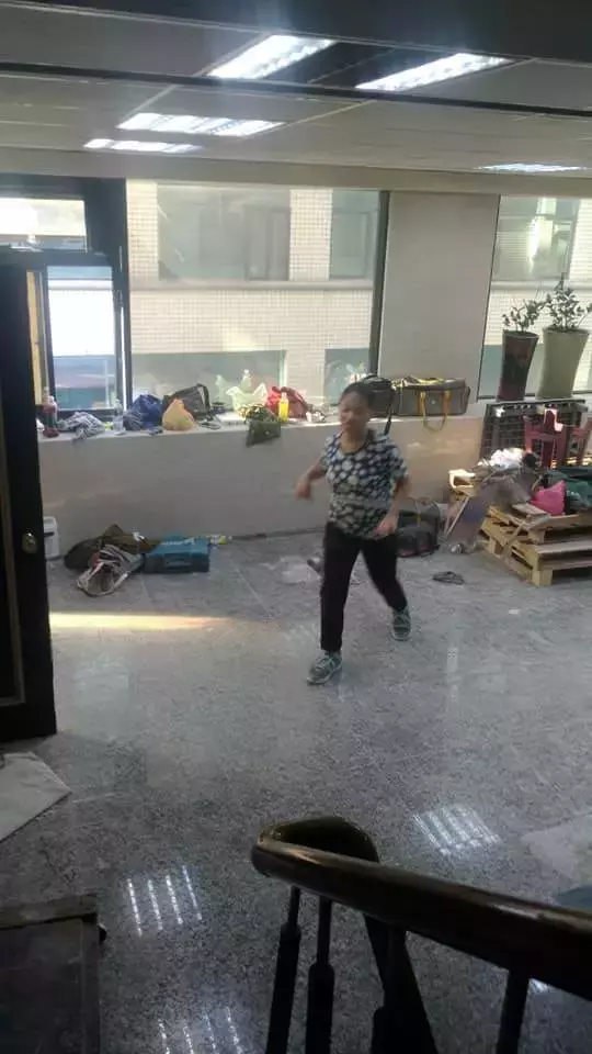 放假不出遊,2姊妹陪爸爸到工地賺錢,累倒直接睡樓梯,讓孩子體會賺錢的辛苦,網大贊:超棒的家長