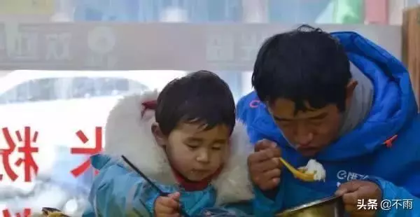 女兒別哭喔!單親父遭妻子拋棄「獨養2歲女」 跟著四處奔波爸爸心疼「抱著她送外賣」