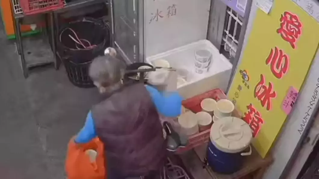高雄老婦生活優渥卻貪心,一次拿走21個愛心便當,被抓包喊冤才拿6個,志工拿出證據她啞口無言