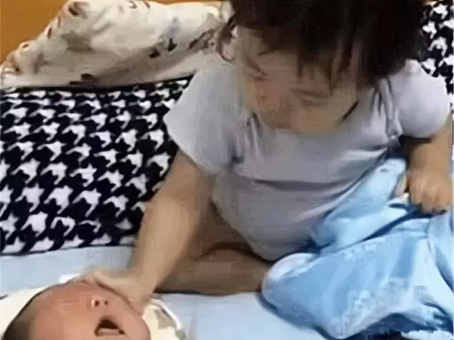 媽媽不在身邊!3個月弟弟午睡「醒來哭不停」 2歲姐姐被吵醒後「下意識舉動」暖化網友心
