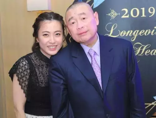 貧苦出生變富太!一頓飯吃60隻黃油蟹「出門帶幾個保鏢」 接班一年「虧掉丈夫110億」