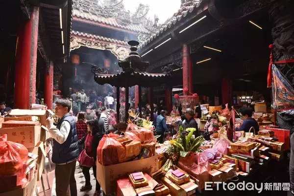 她到廟裡「拿芭樂拜土地公」被長輩譙到臭頭 內行人聽完嚇傻:「對神明超不敬!」
