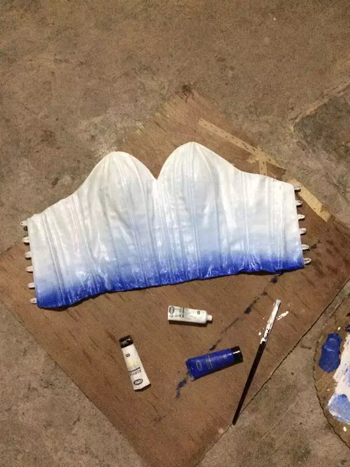 別人家的哥哥!妹妹沒錢買禮服「藝術系哥哥為她親手做」 跳起舞「展開變巨大寶藍花朵」超絕美❤