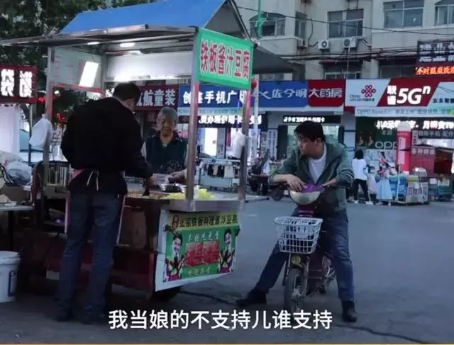 永遠是媽的孩子!71歲老母心疼「兒子中年失業擺攤」 天天報到送飯幫忙「待幾個小時甘之如飴」