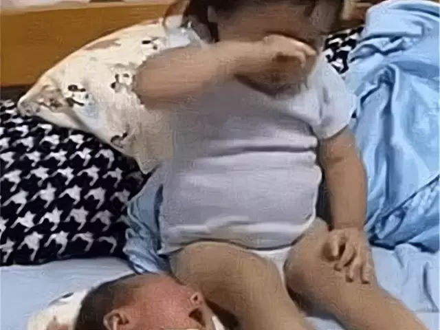 媽媽不在身邊!3個月弟弟午睡「醒來哭不停」 2歲姐姐被吵醒後「下意識舉動」暖化網友心