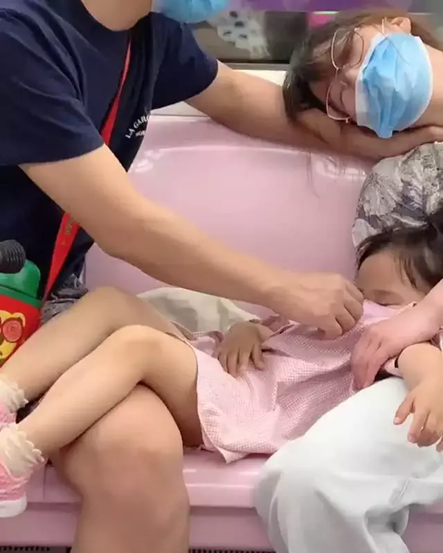 鐵漢柔情!暖爸被偷拍「搭地鐵不敢動」全程保護熟睡女兒 往旁一看「另一手也沒閒著」感動全網:最深沉的愛