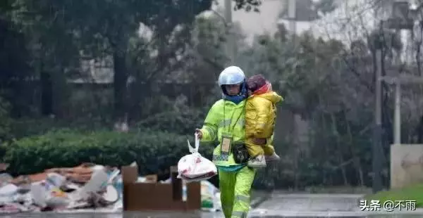 女兒別哭喔！單親父遭妻子拋棄「獨養2歲女」 跟著四處奔波爸爸心疼「抱著她送外賣」 