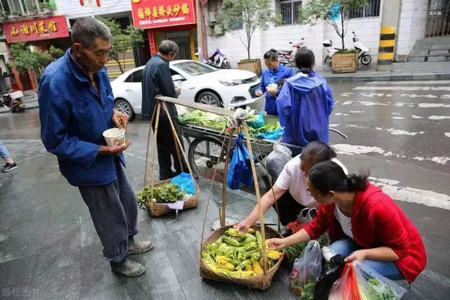 83歲賣菜老人:每天淩晨5點起床,走4公里路,30年如一日,攢下40多萬零花錢!